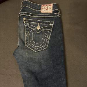 Lågmidjade True religion jeans, i storlek 27. Perfekt bootcut. 
