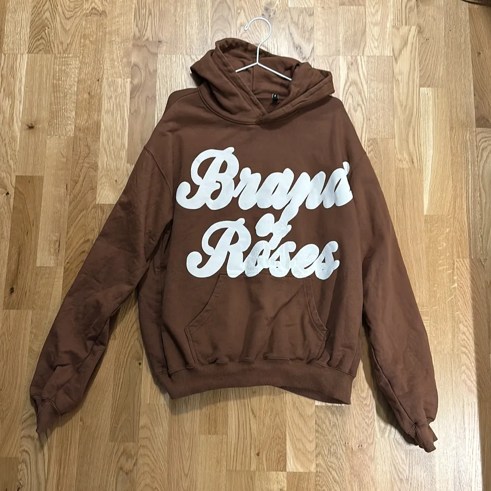 Brand of roses hoodie. Använd fåtal gånger. Oversized, passar M också.. Tröjor & Koftor.