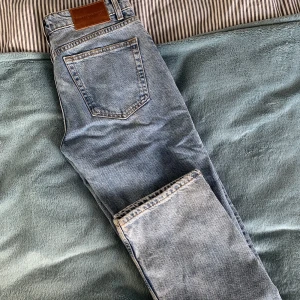 Zara mid Rise jeans - Ett par blå jeans från Zara. Storlek 38. Är 175 och dem är snäppet korta men ser bra ut med skor på! Bra skick, som nya💗💗💗 Skriv för fler bilder!! 175 kr plus frakt.