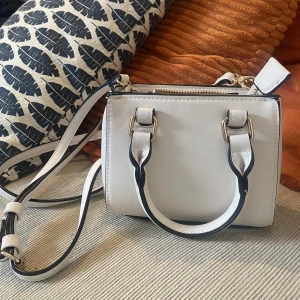 Väska  - Säljer dina söta fina väska, gott skick ! ✨🌺