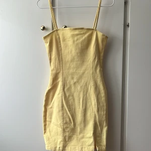 Gul klänning i denim - Aldrig använd, då axelbanden var för långa på mig.