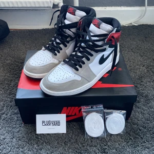 Air Jordan 1 Light smoke grey High - Snygga och sköna Jordans i storlek 42. Cond:8/10. Köpta hos Plugyard, kvitto finns. Vita snören och låda ingår👟