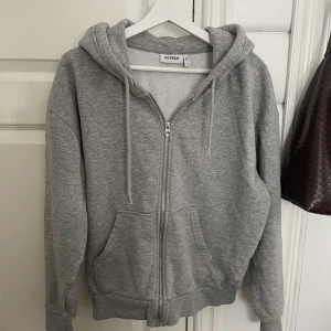 Grå hoddie  - Grå hoddie från weekday, använd få gånger, bra skick