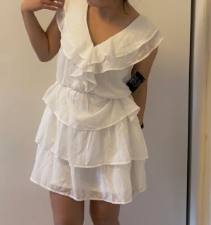 Studentklänning - Finaste studentklänningen! Den va lite stor på mig så valde en annan när jag tog studenten, därav helt ny! (Har vikt in midjan på bilden) Storlek xs/34