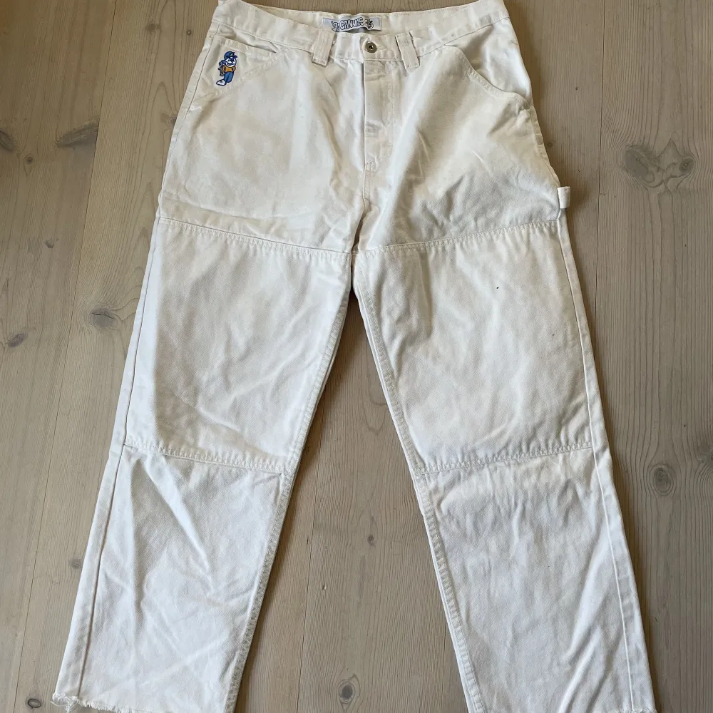 Ljusa Polar ’93 jeans köpta på Plick för ett tag sedan. Knappt använda, men avklippta nertill. Säljer då jag inte använder dem längre!  Kan mötas upp i Trollhättan, annars står köparen för frakten🤍 . Jeans & Byxor.