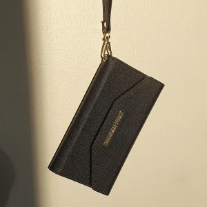 Mobilskal - Ett ideal of sweden mobilskal med kort fack och ett litet band du kan hålla i. Det går att ta av och på bandet. Till samsung galaxy s8