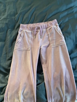 Juicy couture byxor  - Juicy byxor i färger zephyr! Köpta i somras och inga defekter! Dom är i storlek xs och sitter bra i längden på mig som är 1,68 skriv för mer bilder ! Byter ej 