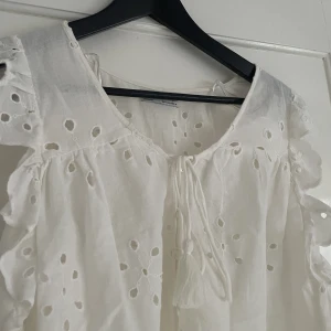 Topp - Supersöt sommartopp från Zara, som tyvärr blivit för liten för mig! Sparsamt använd🌸 Hör av dig vid frågor!🤍🤍