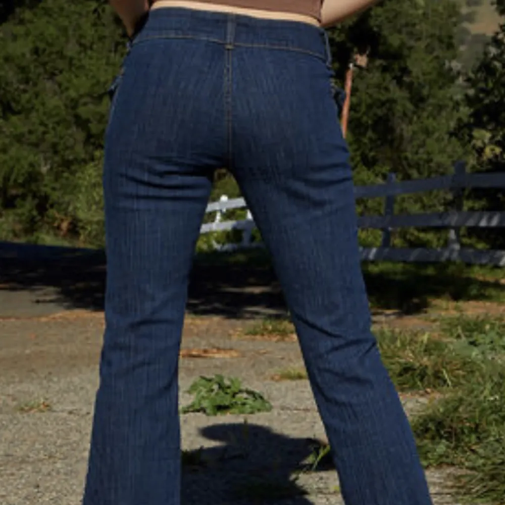 Jättecoola jeans från Brandy Melville! De är aldrig använda och modellen är low waist, bootcut med coola detaljer Säljer då de tyvärrr aldrig kommer till användning! Pris kan diskuteras vid snabb affär Fraktkostnad tillkommer!! Bilderna är lånade!!. Jeans & Byxor.