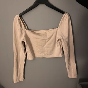 Topp beige - en oanvänd fin topp från nakd, väldigt fin.