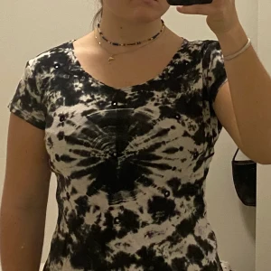 Batikmönstrad T-shirt  - Säljer denna jättefina batikmönstrade T-shirt med små detaljer på från indiska i storlek s.