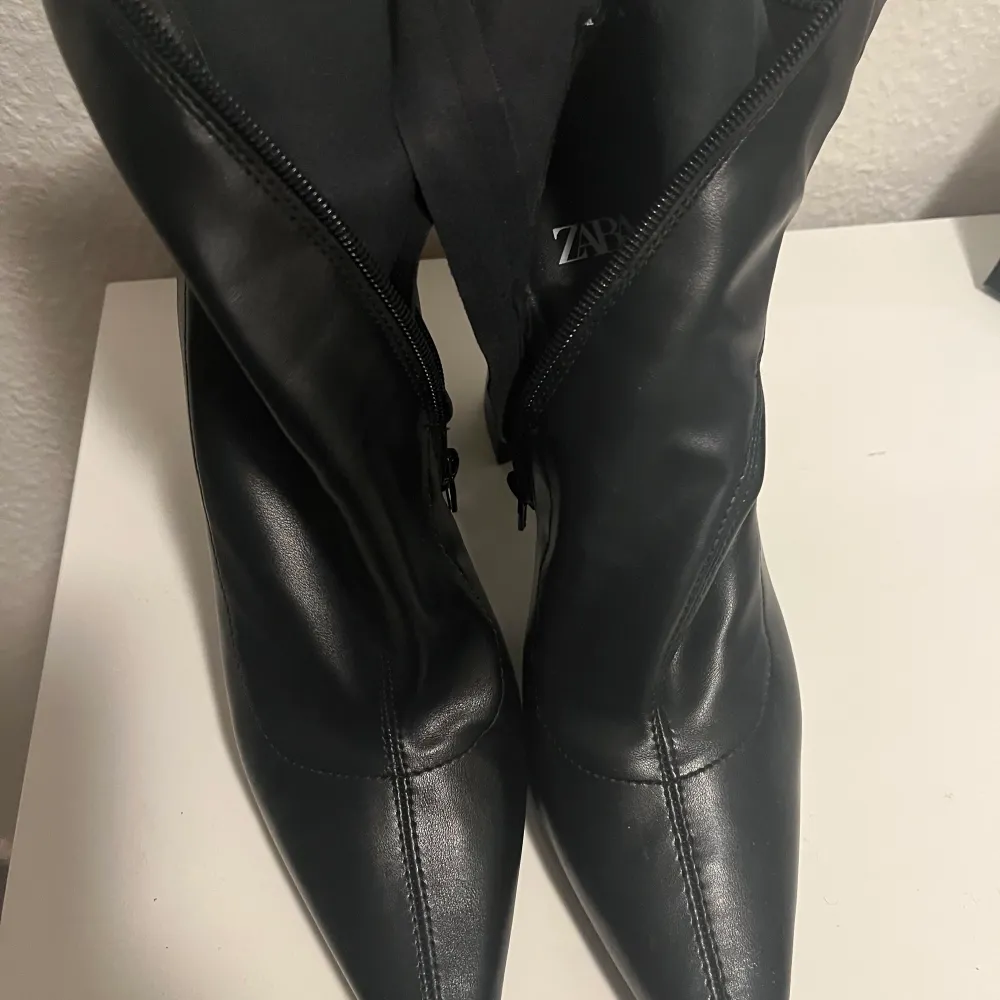 Jätte snygga klack boots från Zara som jag köpte en några veckor sen.  Jag har haft på mig de 1 gång.Tyvärr känns de lite för stora. Det är storlek 39. ❤️. Skor.