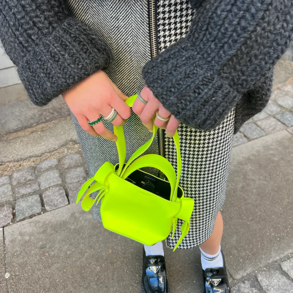 Acne neon bag musubi bag 7900:- köpte på acne . Väskor.