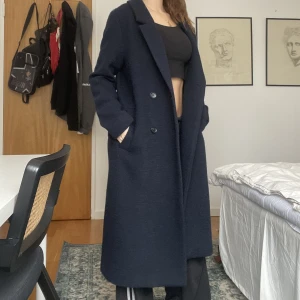 Marinblå kappa  - Jätte fin marinblå kappa från Monki i storlek S! 💙 jätte fint skick! Jae 166 som referens💙