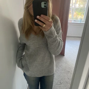 V-ringad tjocktröja  - Super söt tjocktröja ifrån new yorker! 🙈🙈🙈💗💗💗💗