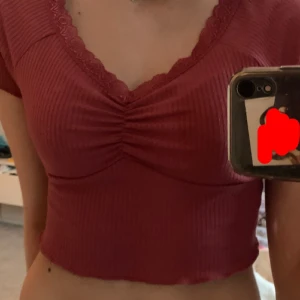 Rosa topp med spets!💗 - En jättegullig rosa tröja med spets jag köpt på Plick för ungefär ett år sen. Tyvär kommer den inte till användning därför säljer jag den. Storlek S men passar mig som oftast har xs bra!