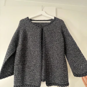 Kofta - Säljer denna kofta! Köpt second hand men aldrig använd av mig😊 Står ej stl i men skulle säga s/m!