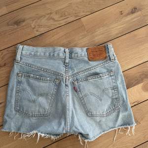 501 jeansshorts från levis (oklart med strl- är en 34/36, 25/26 i waist) 