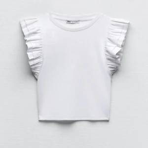 Vit blus/tröja - Super fin från zara och nästan oanvänd! Har också en likadan fast i blå