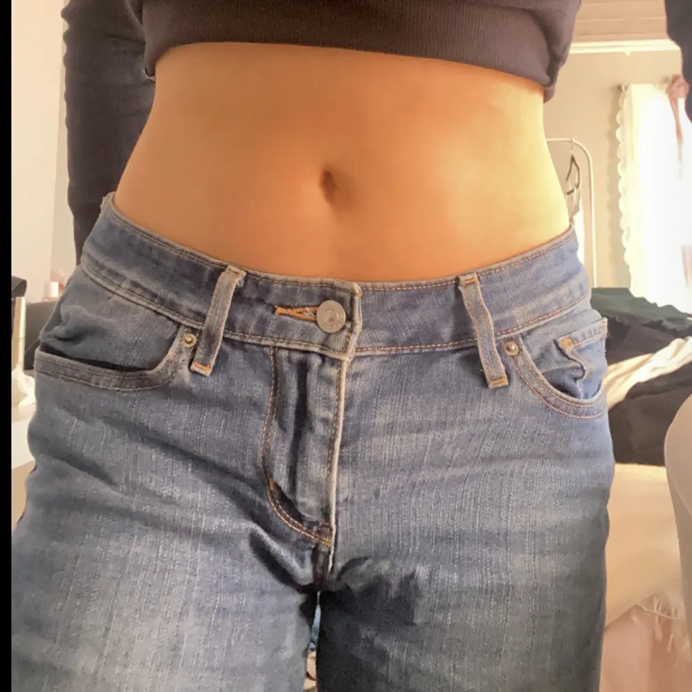 Säljer dessa låg midjas Levis jeansen. Dom är i storlek 26 och är lite för långa för mej som är 1,63. Jätte bekväma snygga inte använt på ca ett år. Köpte dom second hand 🫶. Farkut & Housut.