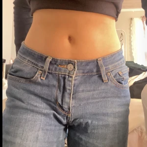 Low waisted levis jeans  - Säljer dessa låg midjas Levis jeansen. Dom är i storlek 26 och är  lite för långa för mej som är 1,63. Jätte bekväma snygga inte använt på ca ett år. Köpte dom second hand 🫶