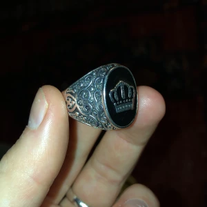 Ring - Ring med kung logo på i storlek 11/10