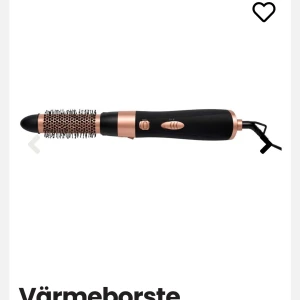 Värmeborste - Värmeborste/fönborste, blåser varmluft, superbra för att få ditt hår naturligt stylat, ger mycket volym. Går även att göra lite lockar med den, men framförallt böja in håret, få volym och ”frisörkänslan”.