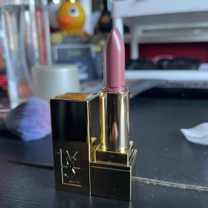 YSL mini lipstick - Säljer nu detta gulliga läppstiftet då de tyvärr är för ljust för min smak💗Endast testad en gång men har torkat av den(se bild)💗Den är i princip helt ny och inget fel på den💗Köptes från kicks för 400kr och jag säljer den för 300kr inkl 54kr spårbar frakt💗