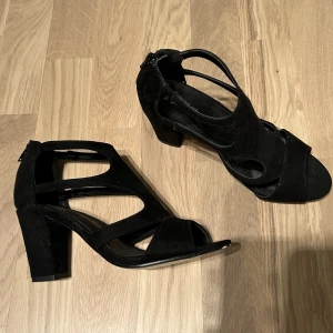 Klackskor - Aldrig använda klackskor som jag köpte till balen som blev inställd pågrund av corona för något år sedan.