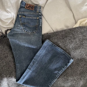 Lee ”bootcut” jeans - brutalt snygga Lee bootcut jeans som blivit försmå! knappt använda (då de egentligen var små från början). 🌟🌟 skriv vid frågor!