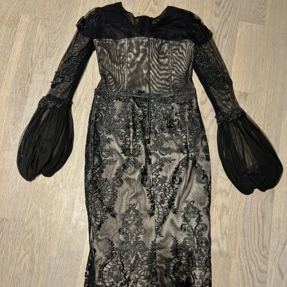 Black dress Size: Medium  Long dress Dantell Up to 65 kg . Klänningar.
