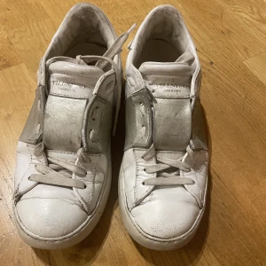 Valentino skor - Mycket slitna valentino skor som jag ger en chansning till att bli sålda. Kanske någon som vill fixa till dem(;  dem har tidigare förnyats med ny läder färg.                                 (Frakt står köpare för)