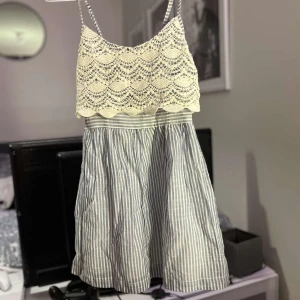 Klänning  - En klänning min mamma spontan köpte till mig som absolut inte var min stil, säljer den för 50kr. Den är i super bra skick och har inga fläckar hål osv. Köpare står för frakt, kan mötas i Östersund 💕