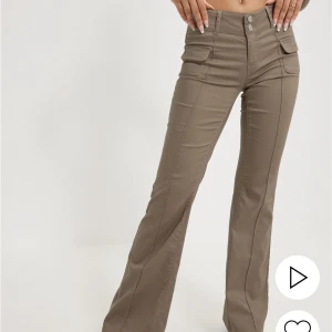 Perfekta byxorna för våren! - Dessa har lappen kvar i storlek 38. Näst intill slutsålda på Nelly och de kommer i original-förpackningen. Skynda fynda och va snyggast i vår!