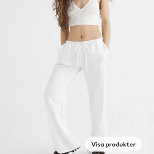 Hm linnebyxor - vita Lågmidjade linnebyxor från hm som är slutsålda till stl xl. de är u storlek xxs och passar någon kortare som är runt 155-160. Säljer då de är för små för mig. de är i perfekt skick