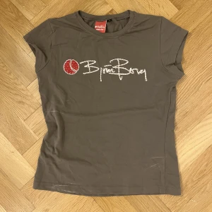 BABYTEE - Grön babytee med trycket Björn Borg, har även strass på sig! Fint skick💗💗💗💗
