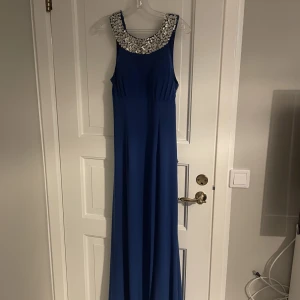 Balklänning - Jag säljer min bal klänning som jag aldrig använt då min bal blev inställd pga corona.  Den är i storlek M men passar även S och L då den är väldigt stretchig i materialet. Köpt på åsa design i grebbestad, nypris ca 2000kr Den är mer kungsblå i verklighet