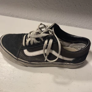 Skor - Vans skor. Köpta för 750kr, väl använda förfan priset och liten defekt (se bild 3).