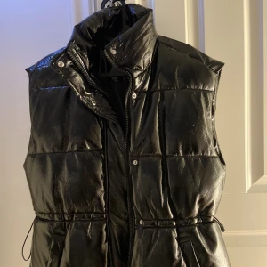H&M lack väst - Lack väst från hm som är slutsåld. Väldigt bra skick.