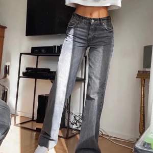 Super snygga low/mid Waist jeans från zara i storlek 38💕 säljer pga de inte passar mig i storleken längre storleken kan variera beroende på hur man vill att de ska sitta💕 200kr + 66kr frakt