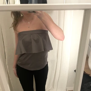 Topp - Söt topp från only som passar perfekt till fest. Toppen är i ett glasigt mattial. Tror att den  igenkligen är en kjol men använder den som en topp.💗