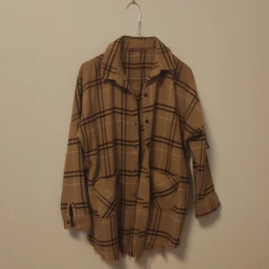 Mustard color warn shirt - Condition: like new It looks great on tights:)