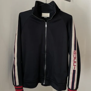 Gucci Sweater  - En sweater från Gucci med zipp och snygga detaljer på ärmarna och mudd. I storlek small - herrstorlek.