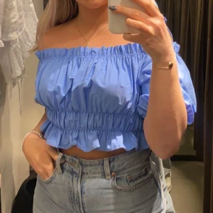 Blå sommartopp 💙 - Säljer denna härliga sommartopp från Zara i storlek S💙 Endast använd en gång! Säljer för 100kr + frakt 💕