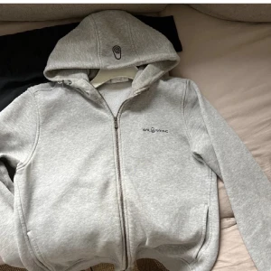 Sail racing kofta  - Jätte fin och skön sail racing kofta. Passar perfekt nu till våren. Det är storlek L men skulle säga att det är ett skönt S. Jätte fint med västen jag säljer!