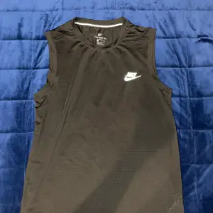 En helt oanvänd svart Nike tröja med en jättefin logga på som reflexer samt jätte luftig. Kunden står för frakt!