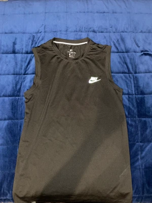 Nike gymtröja  - En helt oanvänd svart Nike tröja med en jättefin logga på som reflexer samt jätte luftig. Kunden står för frakt!
