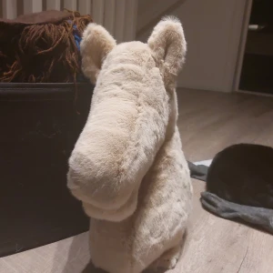 Beställ en käpphäst - Beställ en käpphäst! Valfri färg, man teckning ögon osv. Liten häst för 450kr Medel för 550kr och Stor för 650kr. Skriv för att beställa! Betalas i swish, köparen står för frakt<33 (Bilderna ovan är exempel på former/tyg)