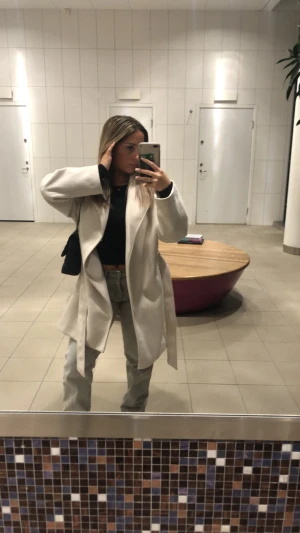 Kappa - Säljer denna beiga kappa som jag köpt här på plick av en tjej. Kappan är från hm och är otroligt fin. Säljer då den är något för stor på mig som är 1,56 cm. Det är storlek s, pris kan diskuteras.