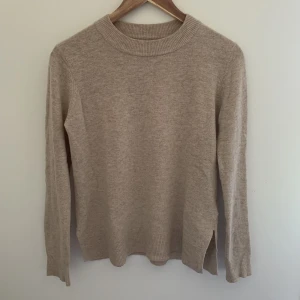 Tunn långärmad - Jätte fin stickad långärmad från B.Young. Tunn och mjuk i materialet. Använts få gånger och i fint skick. Köparen står för frakt 💌